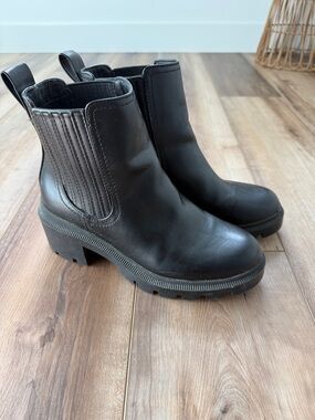 Women's Universal Thread Black Chelsea Boots Size 7